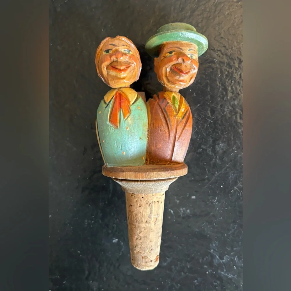 VINTAGE HAND-CARVED HAND-PAINTED KISSING COUPLE WINE BOTTLE CORK STOPPER